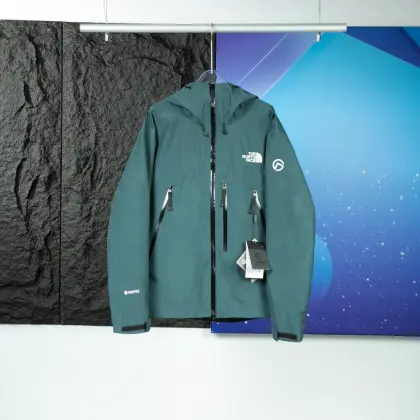 The North Face|北面韩版Summit巅峰系列 SS24户外Felix GTX硬壳冲锋衣·男女同款(松绿色·专柜版全压胶) 这款冲锋衣可谓韩版中顶级了,几乎全网都在找他;冲锋衣中的“黑马”号称“北面始祖鸟”!男女同款 最新款也是炙手可热的大爆款;一点也不输鸟家,细节品控全部拿捏,这款跟鸟家beta非常类似,有一定厚度无内衬.听我的,冲锋衣就选它准没错. 1️⃣冲锋衣全身采用双面涂层的GTX PERGORMANCE 3L三层面料,纳米科技的专业级硬壳冲锋衣,具有超高的透气性和抗撕裂性能,防水透气,锁温保暖,真正的暴风雨毫无畏惧! 2️⃣五金辅料:拉链采用全压胶防水拉链,有效保证每一处都是不渗水的!客供YKK拉链,胸前为双头拉链,绳头具有logo织带,拉链头接缝的位置全为手工打结固定,超级细致. 3️⃣内里全部是顶级的高温无缝压胶工艺,适用于全山地极寒抵御的防护,真的巨牛,左胸前经典品牌logo刺绣都是进口刺绣机制作,立体饱满,质感特别好.口袋内里接缝的位置和刺绣内里都做了压胶工艺,细节真的很到位. 4️⃣防护性连衣风帽,帽檐可调,风雨天气下可为头部提供周全保护.下摆内置可调节抽拉绳扣设计,方便自由调节摆围松紧,可有效防止寒风从下摆侵入.防暴雨雪,防大风又轻质透气,整体设计简约大气,立体有型,细节感满满.